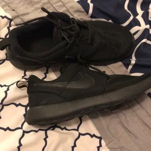 Nike Roshe. All black